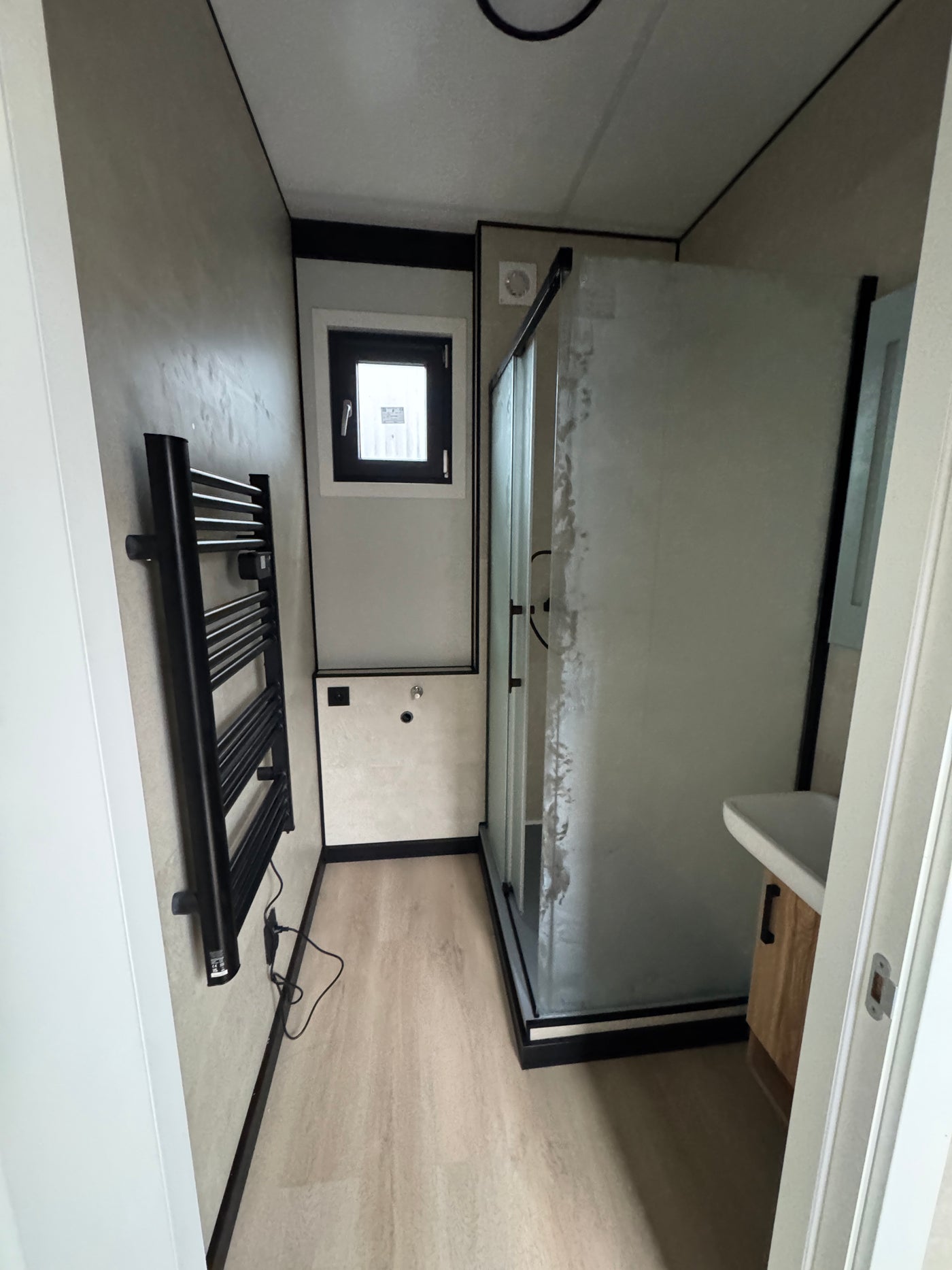 SNF-woonunit van 13,5 × 3,2 meter voor werknemers in Berkel en Rodenrijs