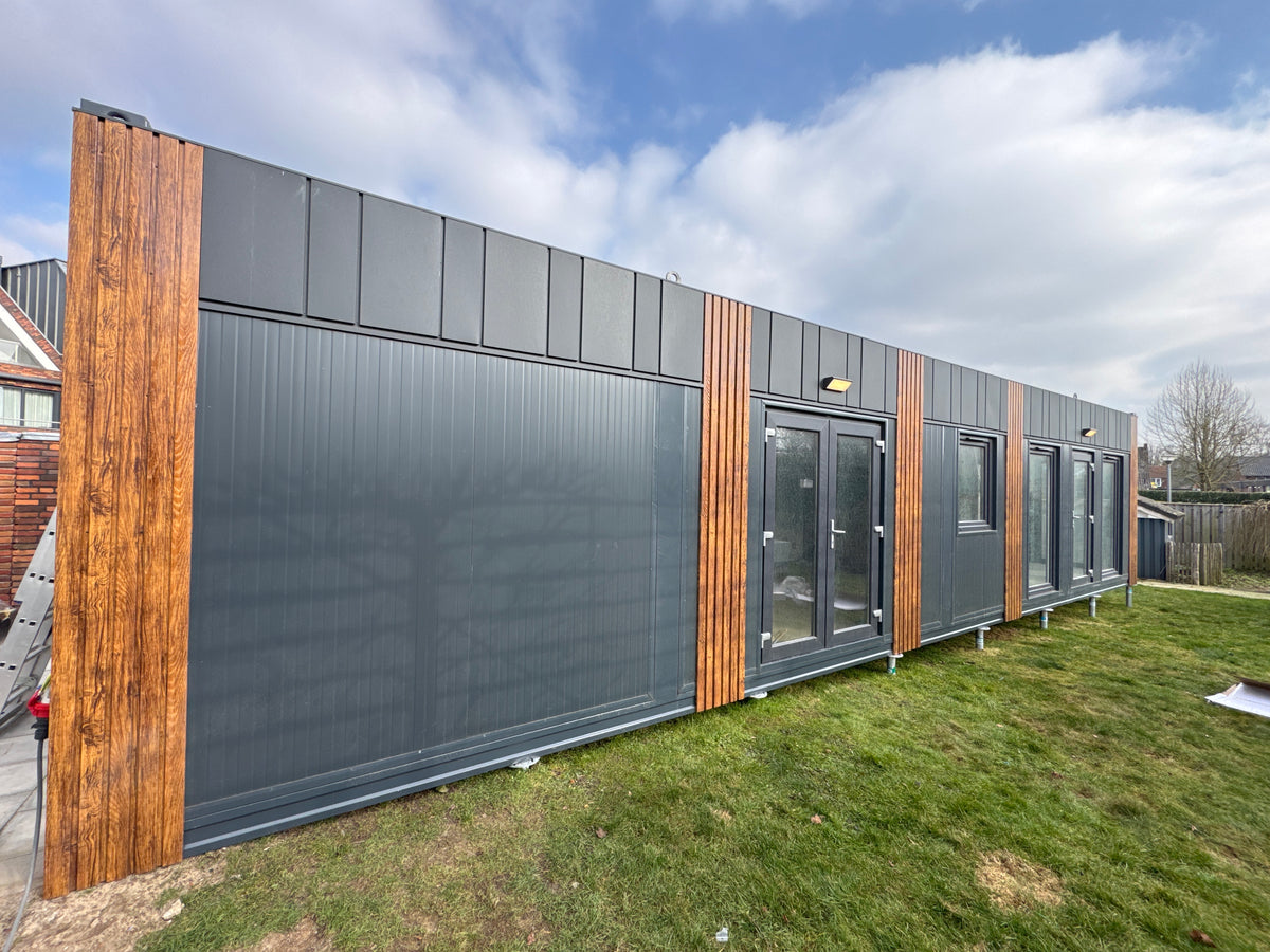 Twee moderne kantoorunits van Stock Units geplaatst in Milsbeek