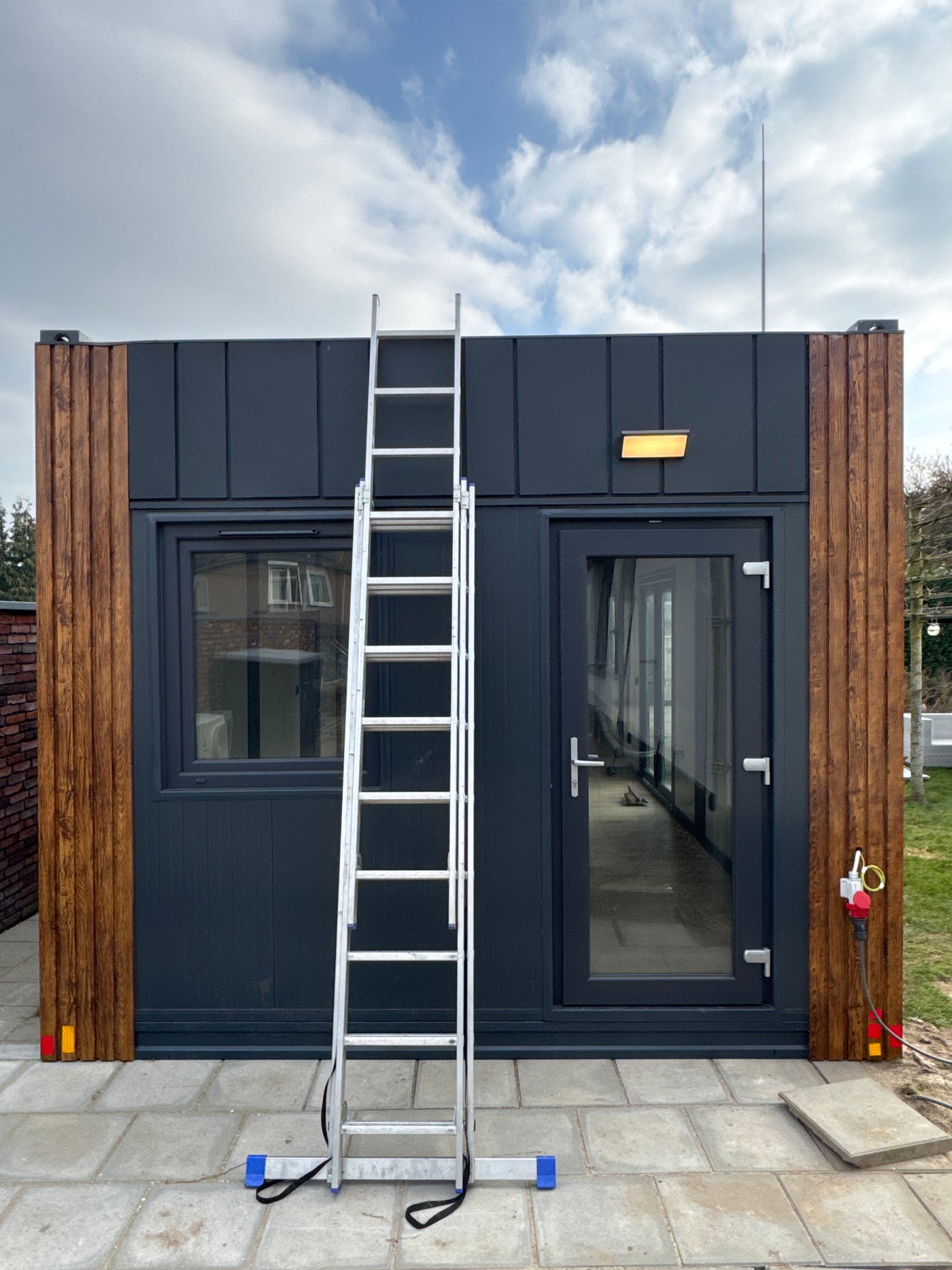 Twee moderne kantoorunits van Stock Units geplaatst in Milsbeek