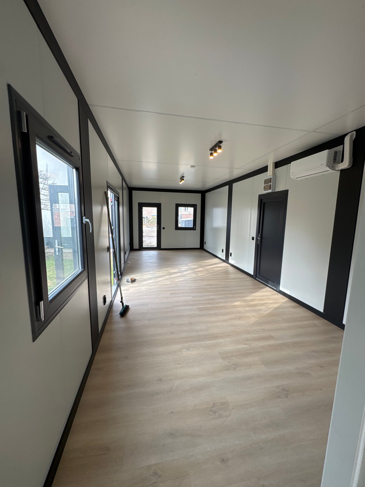 Twee moderne kantoorunits van Stock Units geplaatst in Milsbeek
