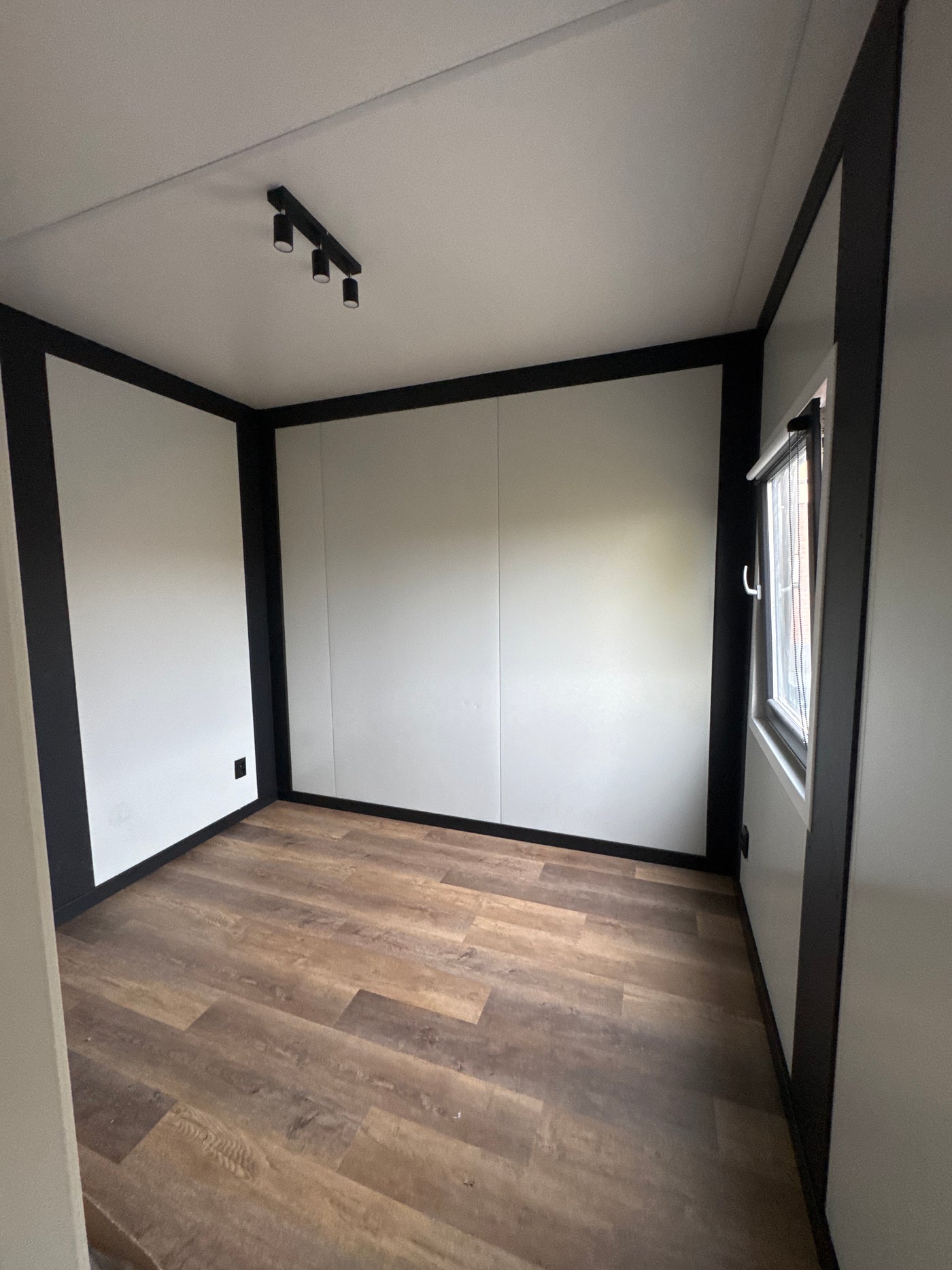 Gerealiseerde woonunit van 8 × 3,2 meter in Beinsdorp met slaapkamer, keuken en badkamer