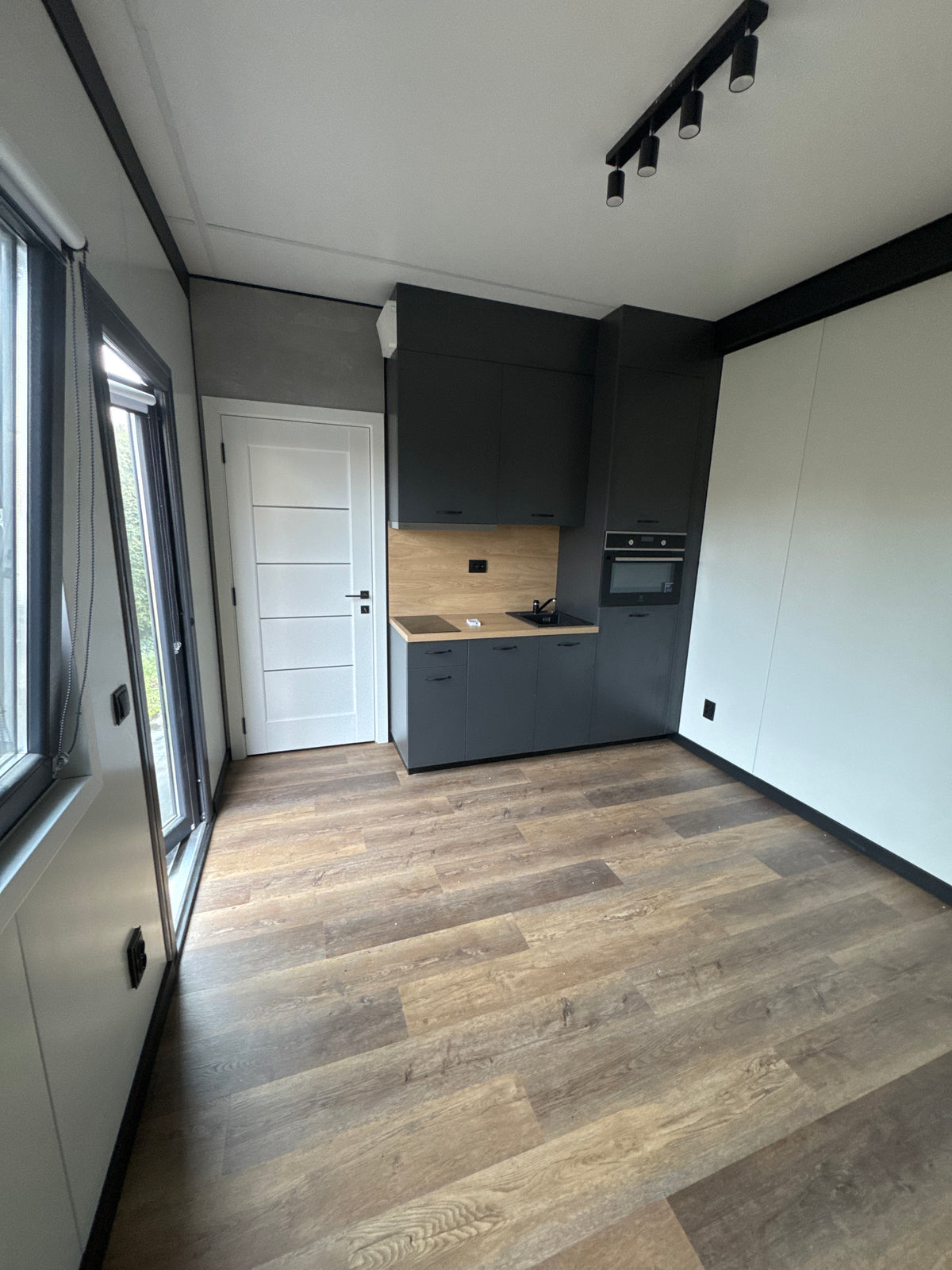Gerealiseerde woonunit van 8 × 3,2 meter in Beinsdorp met slaapkamer, keuken en badkamer