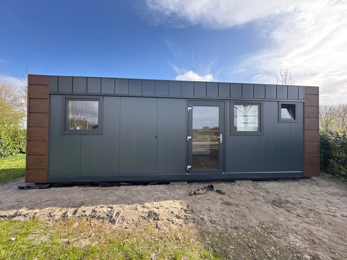 Woonunit van 8 × 3,2 meter geplaatst in Almere met antraciet gevel en houtlook gevelaccenten