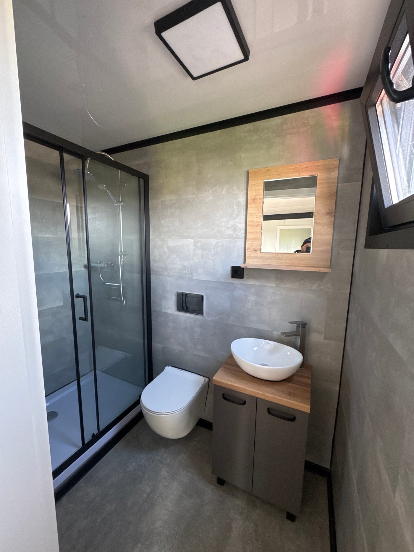 Woonunit van 8 × 3,2 meter geplaatst in Almere met antraciet gevel en houtlook gevelaccenten