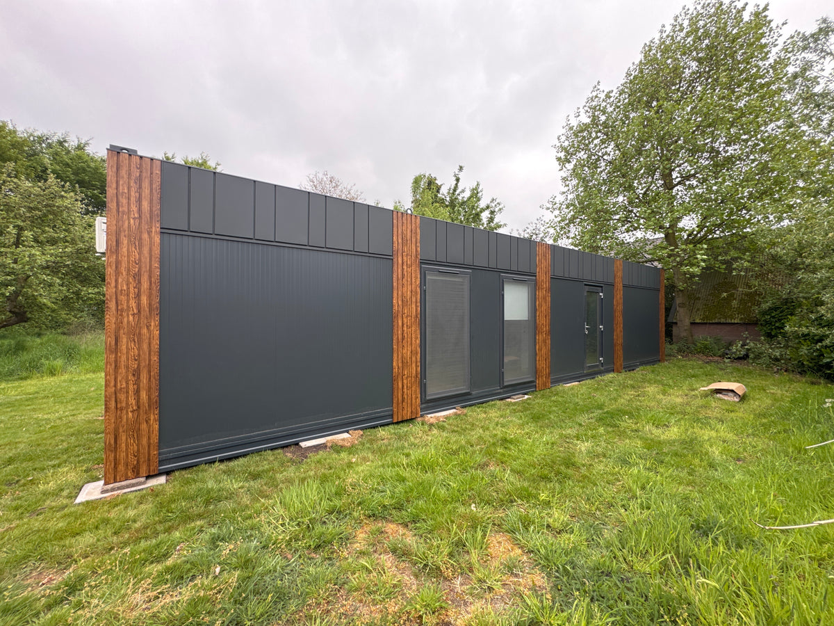 Tijdelijke woonunit van 13 × 3,2 meter geplaatst in Wesepe