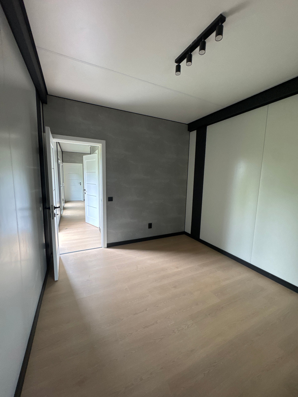Tijdelijke woonunit van 13 × 3,2 meter geplaatst in Wesepe