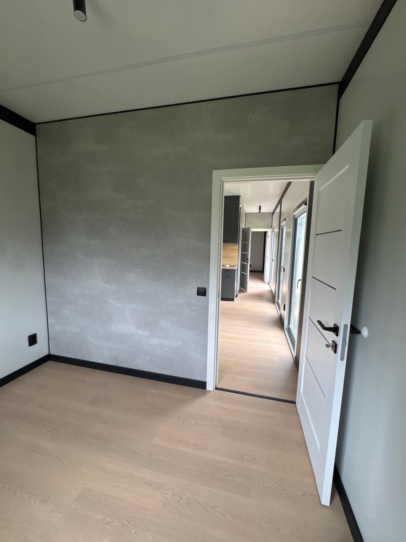 Tijdelijke woonunit van 13 × 3,2 meter geplaatst in Wesepe
