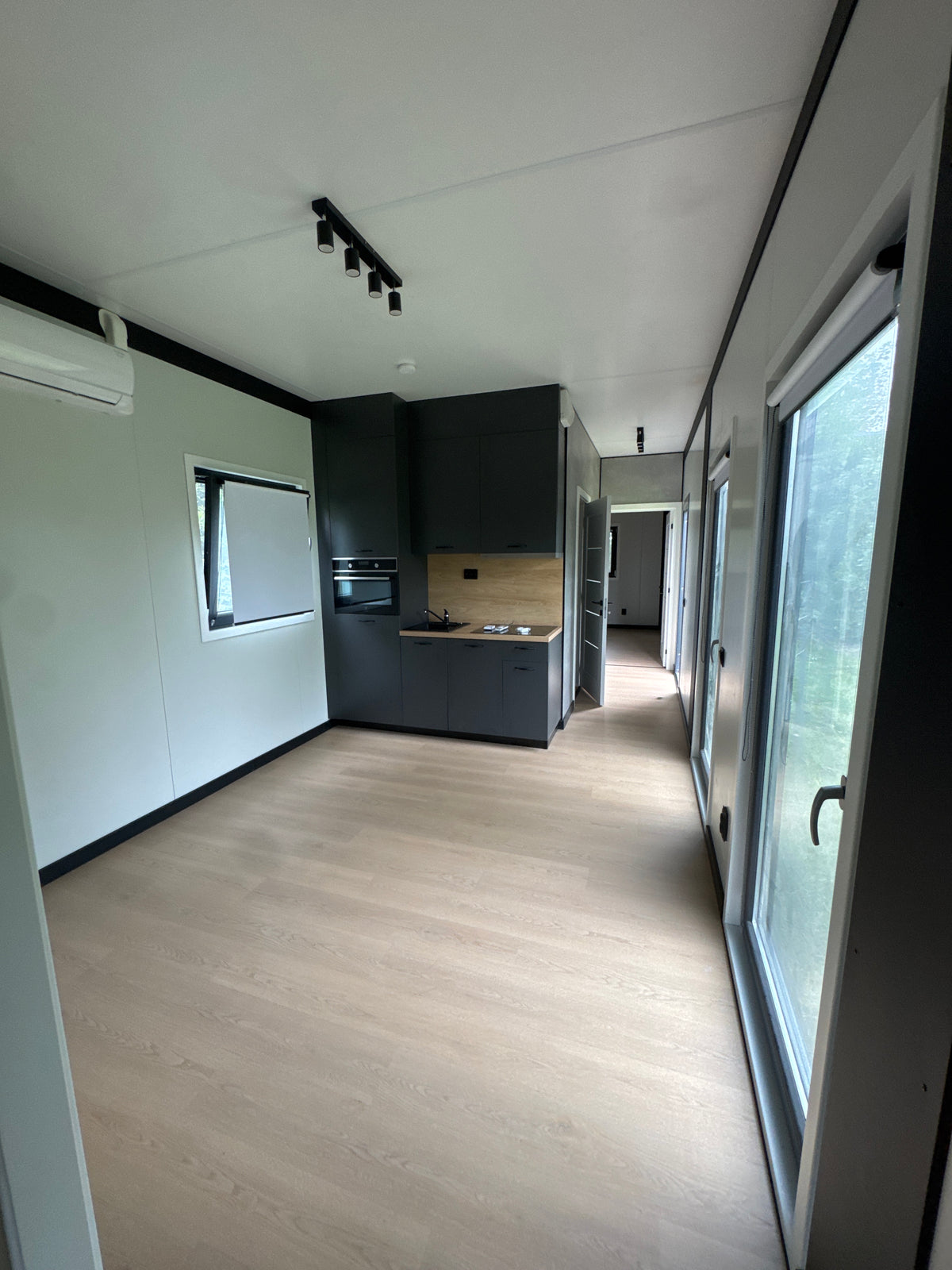 Tijdelijke woonunit van 13 × 3,2 meter geplaatst in Wesepe