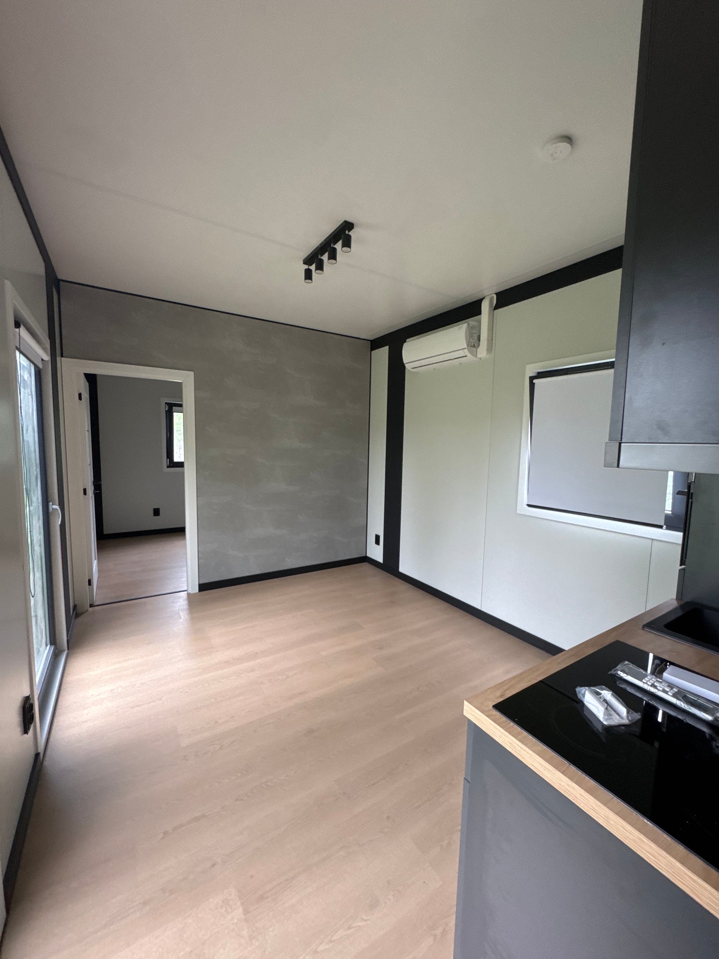 Tijdelijke woonunit van 13 × 3,2 meter geplaatst in Wesepe