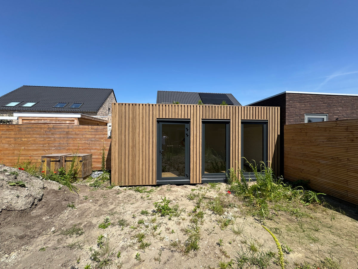 Poolhouse van 6 × 3,2 meter met houten gevel in Teteringen