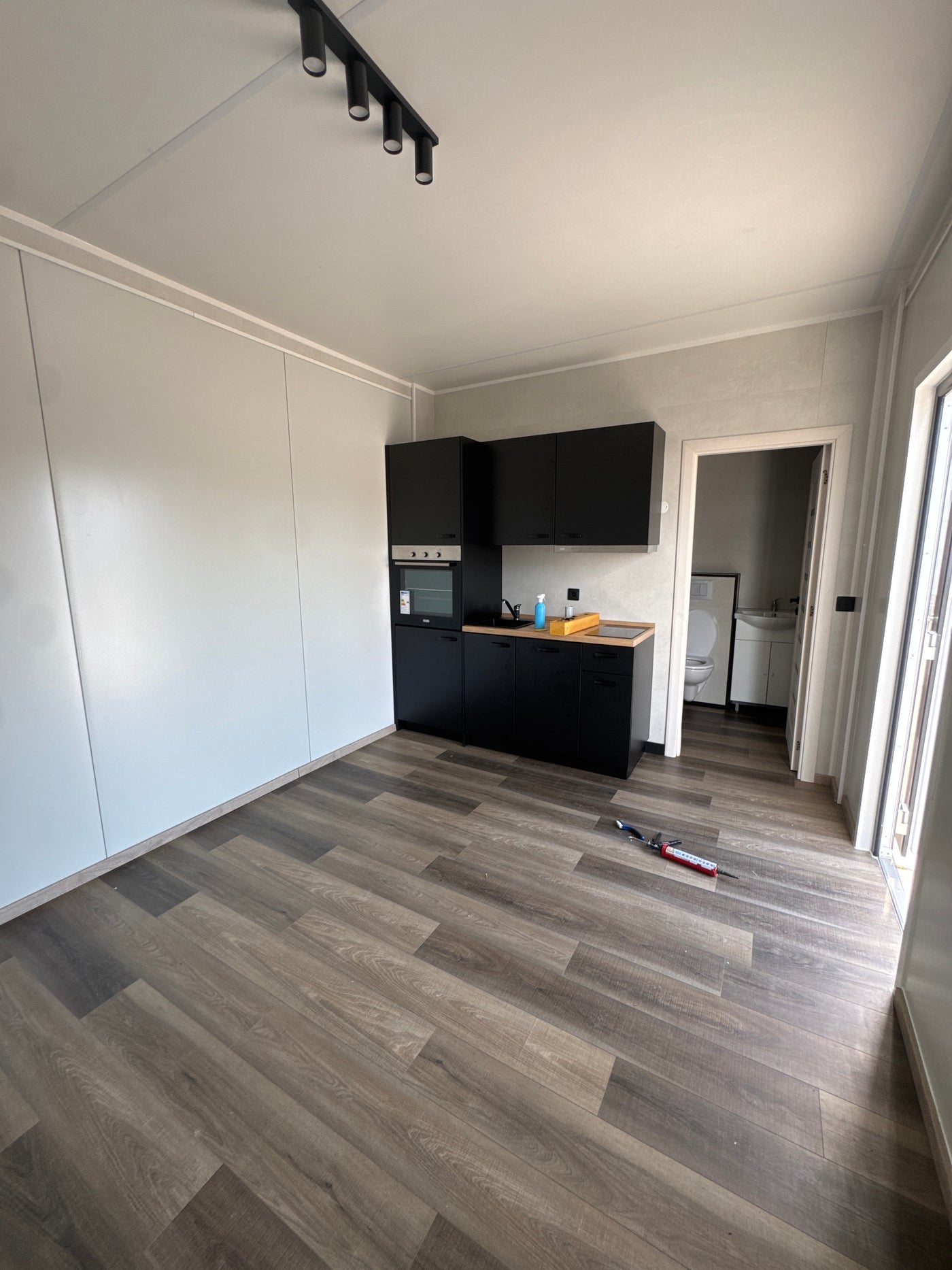 Tweedehands kantoorunit van 8 × 3,2 meter geplaatst in Dronten