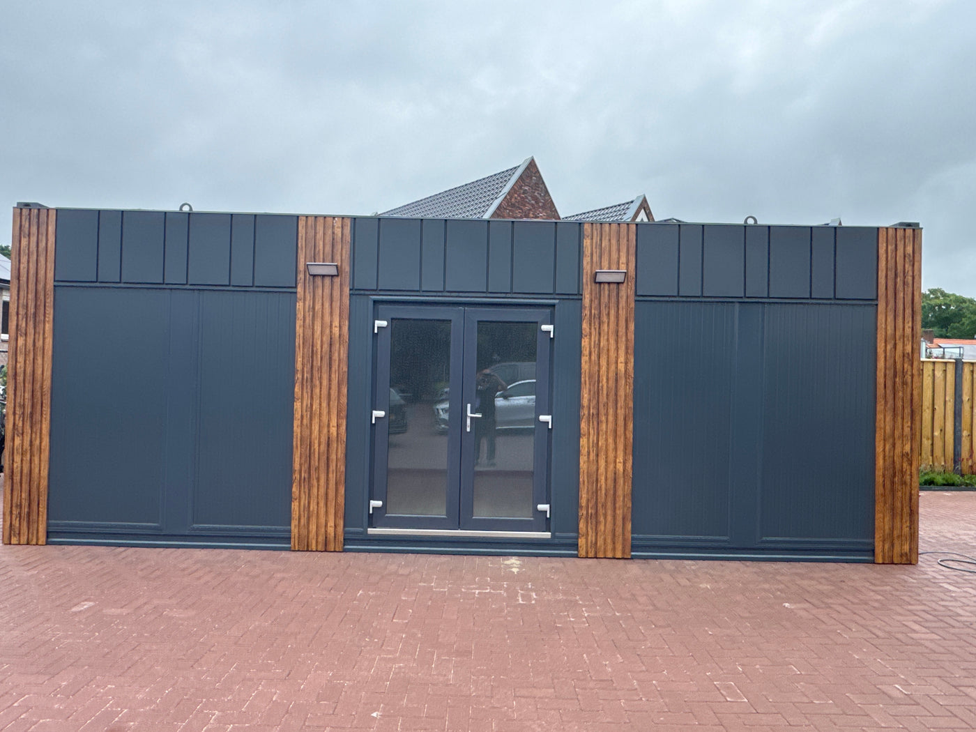 Twee moderne kantoorunits van Stock Units geplaatst in Milsbeek