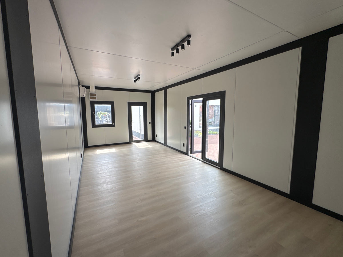 Twee moderne kantoorunits van Stock Units geplaatst in Milsbeek