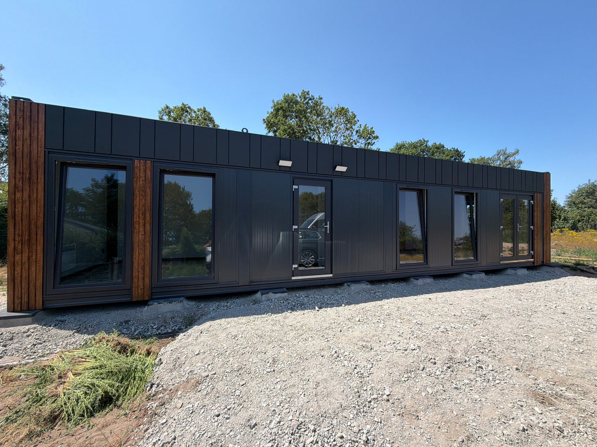 Gerealiseerde woonunit van 13 × 3,2 meter in Oudenburg met slaapkamer, complete keuken en badkamer