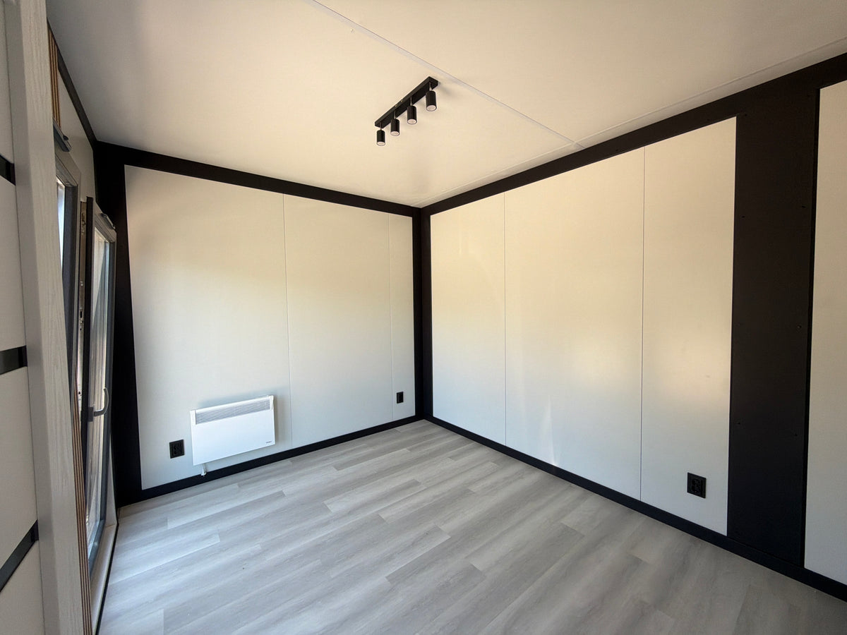 Gerealiseerde woonunit van 13 × 3,2 meter in Oudenburg met slaapkamer, complete keuken en badkamer