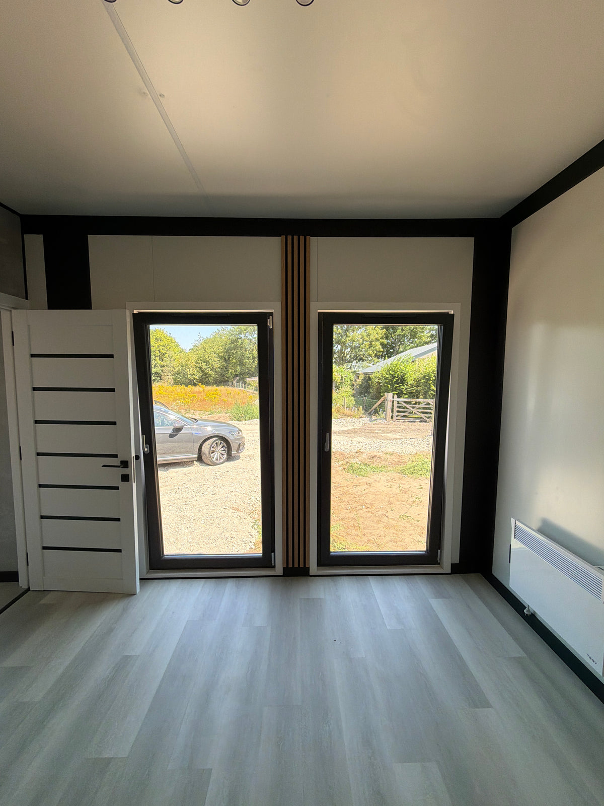 Gerealiseerde woonunit van 13 × 3,2 meter in Oudenburg met slaapkamer, complete keuken en badkamer