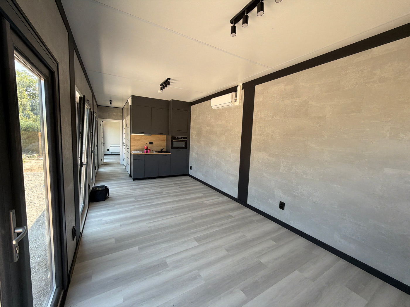 Gerealiseerde woonunit van 13 × 3,2 meter in Oudenburg met slaapkamer, complete keuken en badkamer