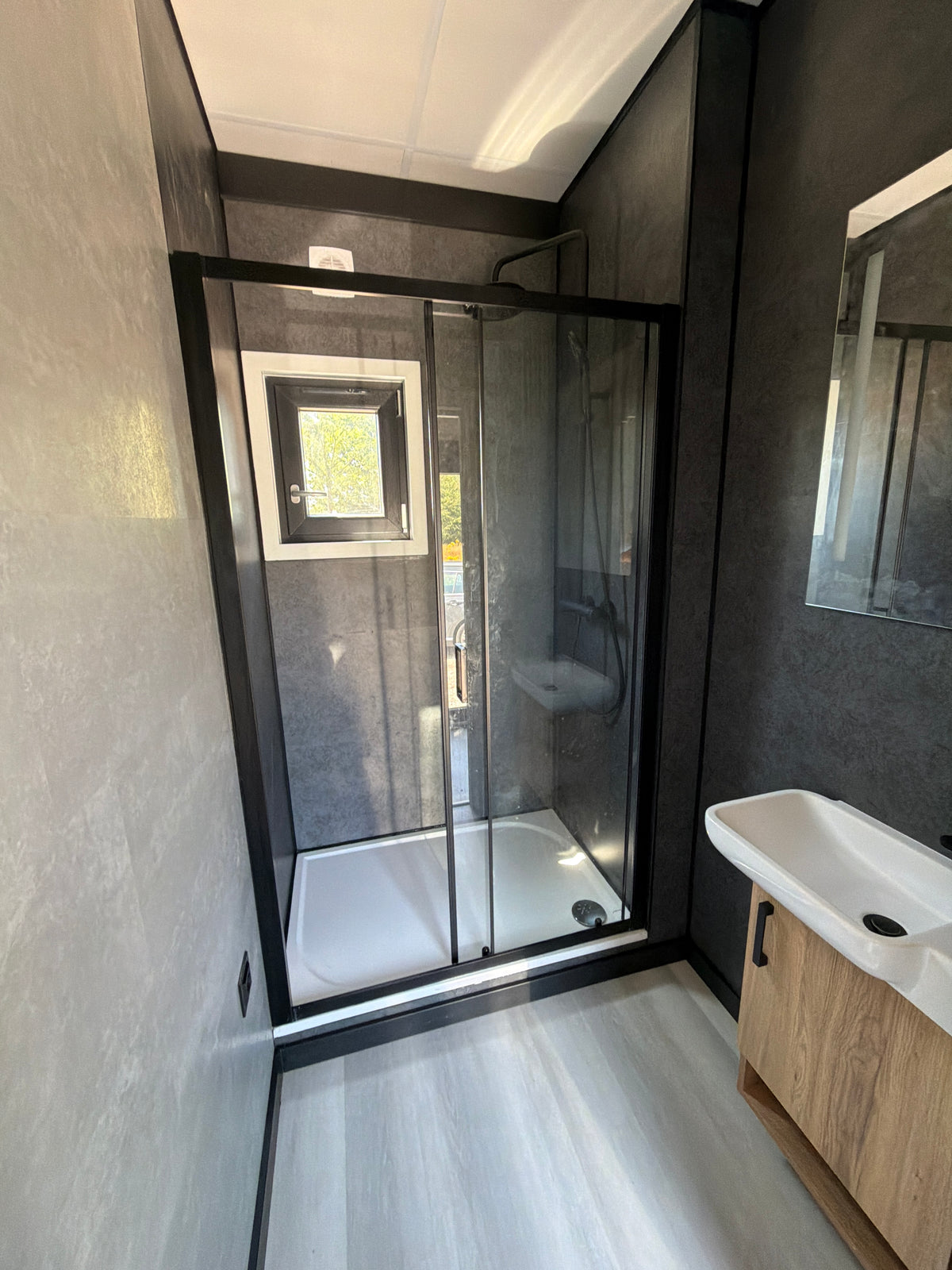Gerealiseerde woonunit van 13 × 3,2 meter in Oudenburg met slaapkamer, complete keuken en badkamer