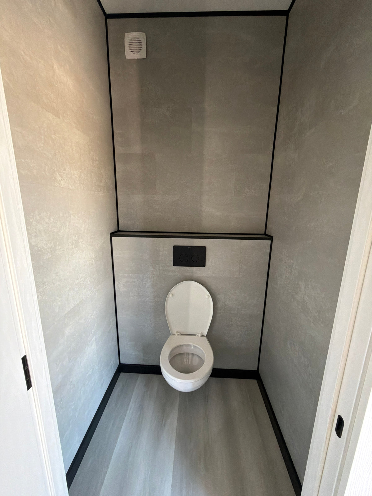 Gerealiseerde woonunit van 13 × 3,2 meter in Oudenburg met slaapkamer, complete keuken en badkamer