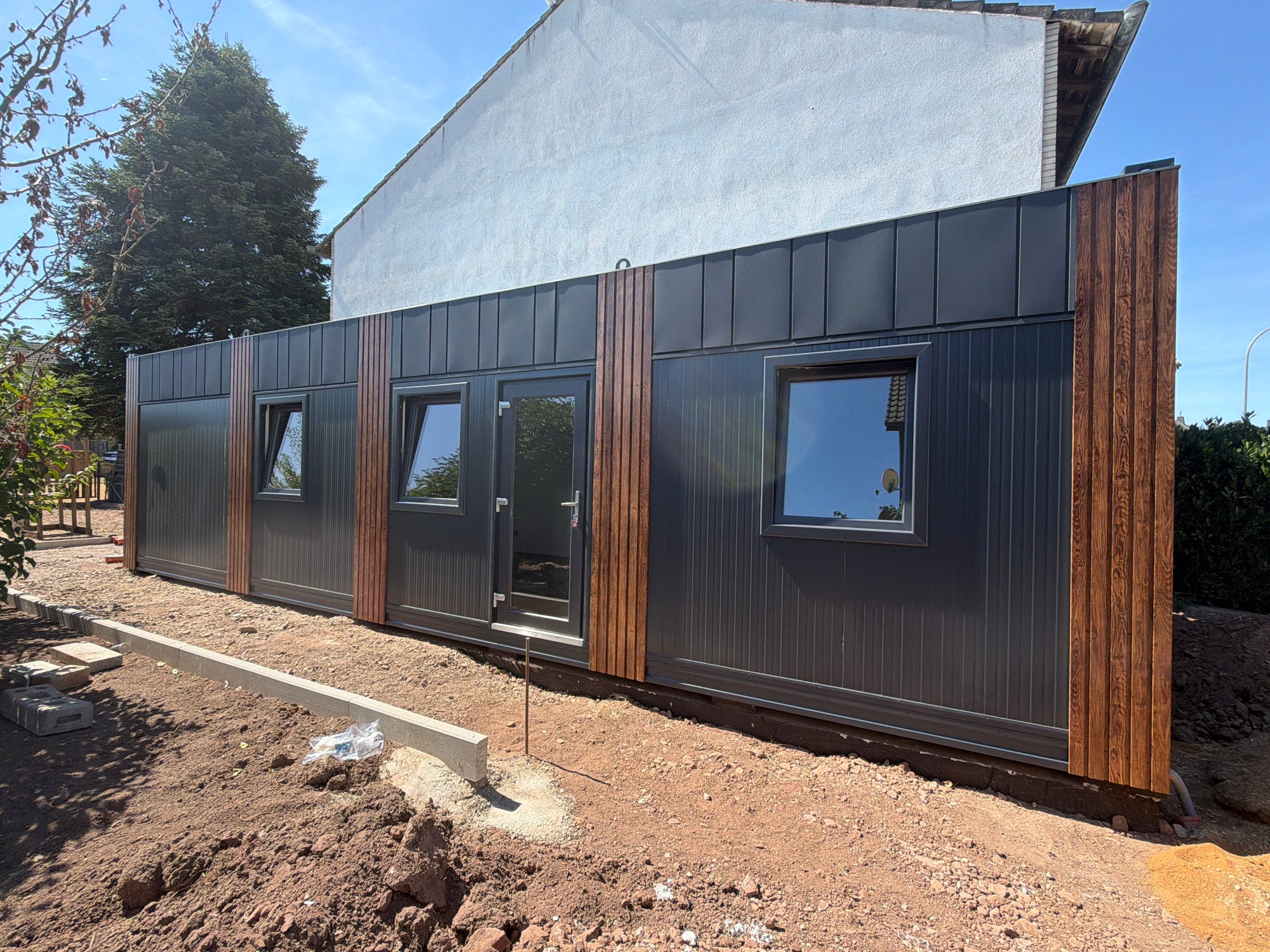 Woonunit van 11 × 3,2 meter geplaatst in Duitsland