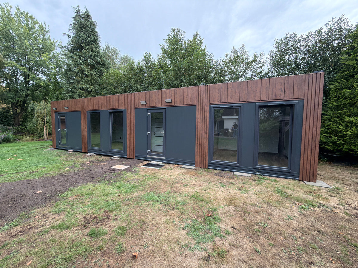 Gerealiseerde woonunit van 13 × 3,2 meter in Soest met houtlook gevelbekleding