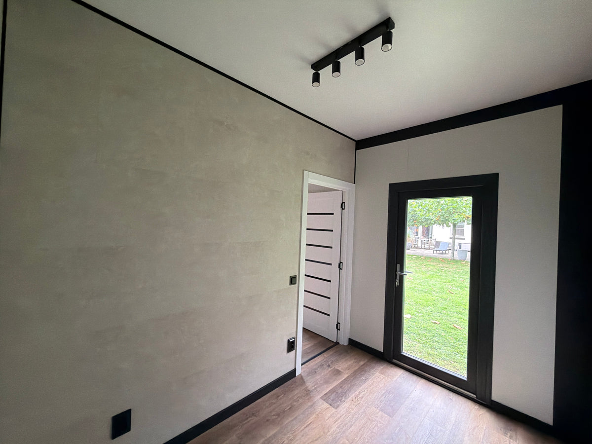Gerealiseerde woonunit van 13 × 3,2 meter in Soest met houtlook gevelbekleding
