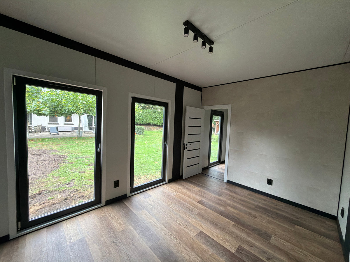 Gerealiseerde woonunit van 13 × 3,2 meter in Soest met houtlook gevelbekleding