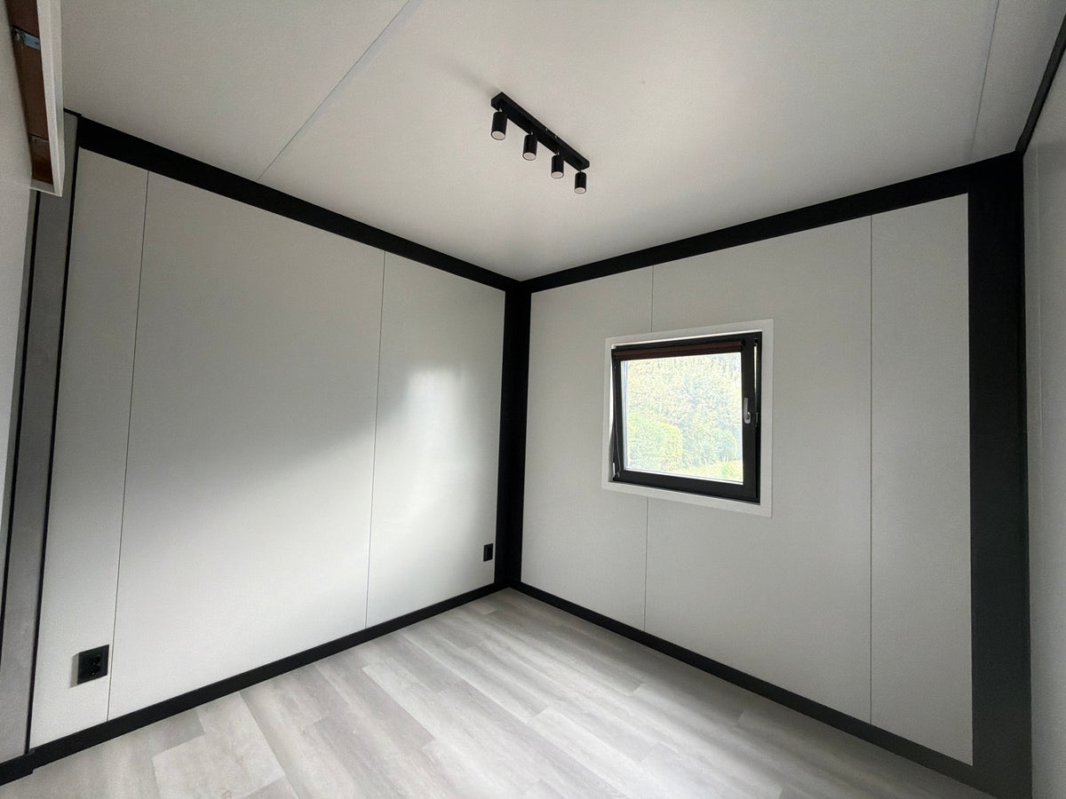 Gerealiseerde woonunit van 11 × 3,2 meter in Nederhorst den Berg als extra woonruimte voor een kind