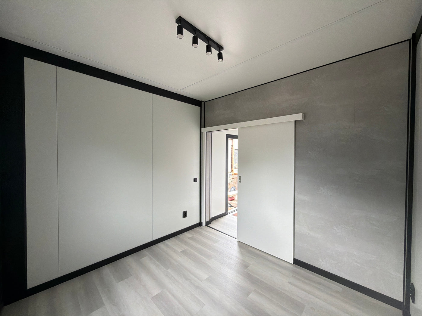 Gerealiseerde woonunit van 11 × 3,2 meter in Nederhorst den Berg als extra woonruimte voor een kind
