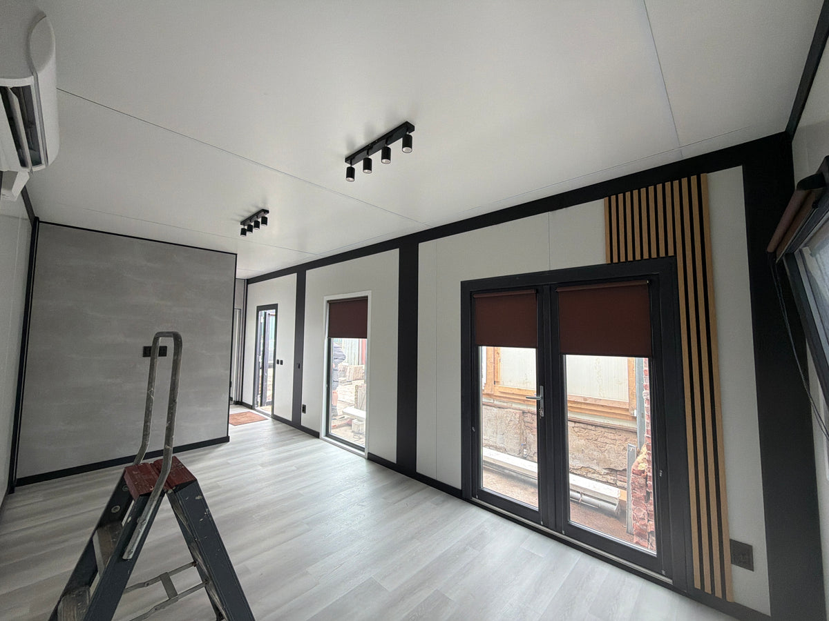 Gerealiseerde woonunit van 11 × 3,2 meter in Nederhorst den Berg als extra woonruimte voor een kind