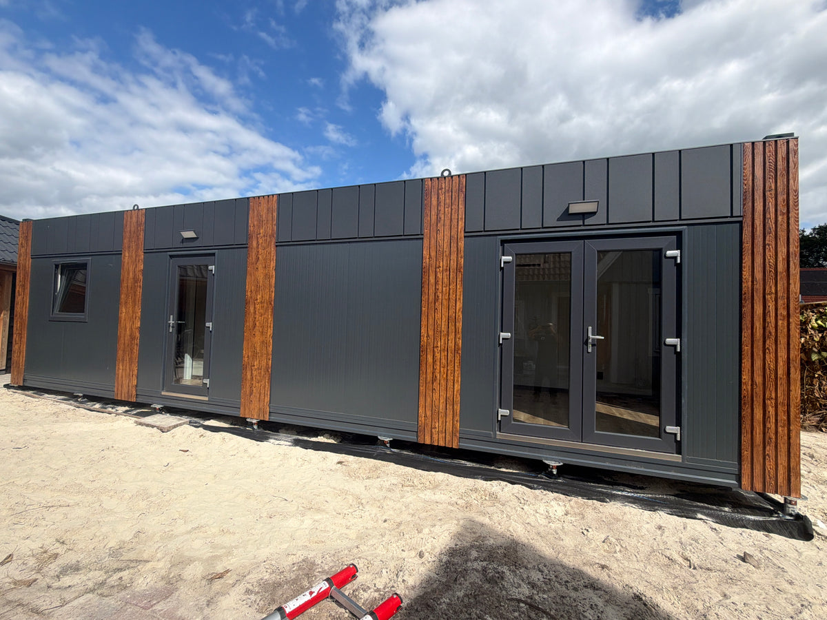 Direct leverbare woonunit van 11 × 3,2 meter in Oosterwolde met slaapkamer, keuken en badkamer