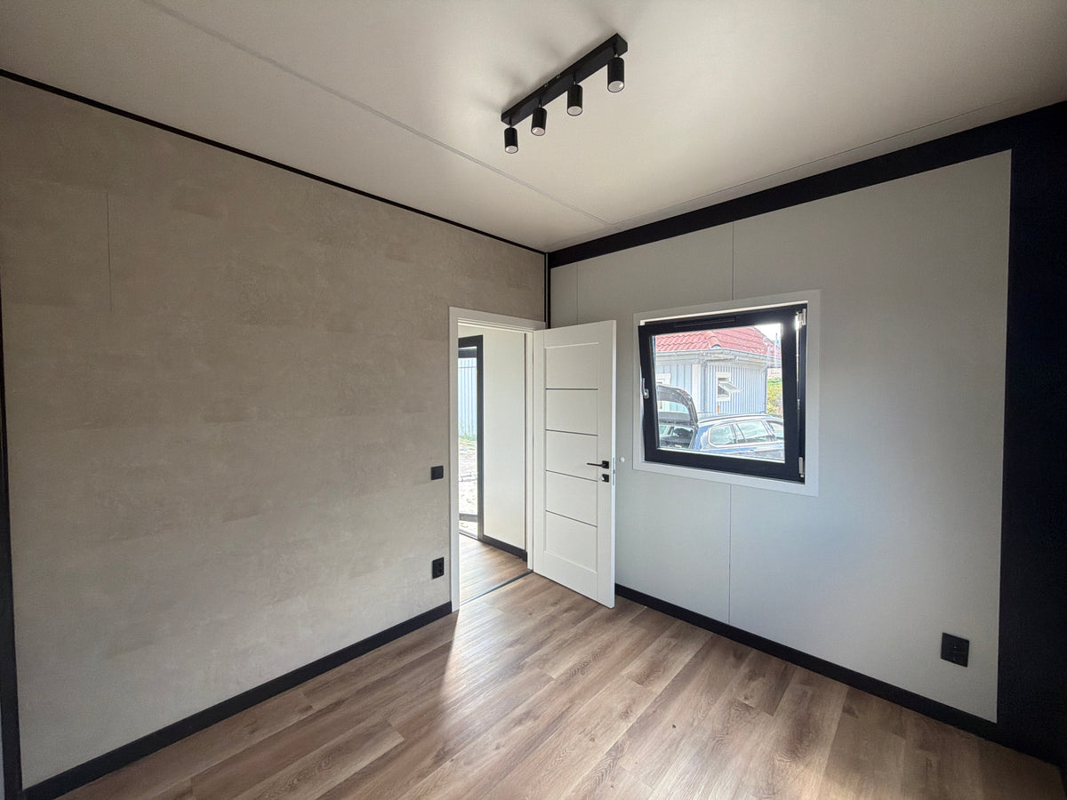 Direct leverbare woonunit van 11 × 3,2 meter in Oosterwolde met slaapkamer, keuken en badkamer