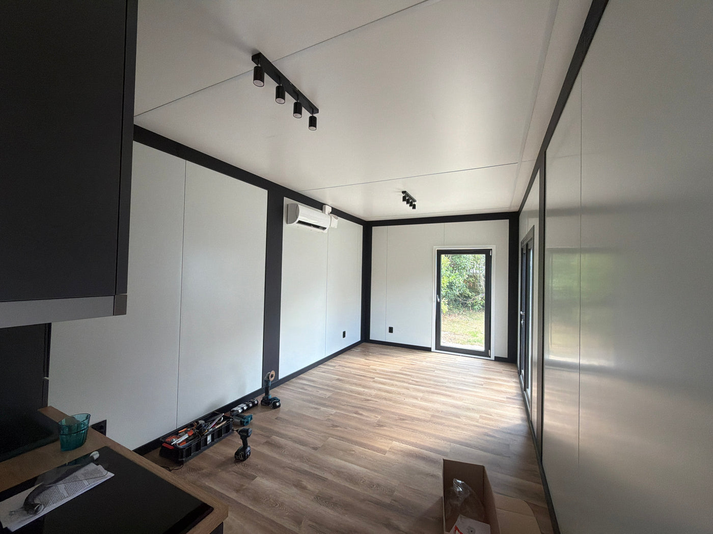 Direct leverbare woonunit van 11 × 3,2 meter in Oosterwolde met slaapkamer, keuken en badkamer