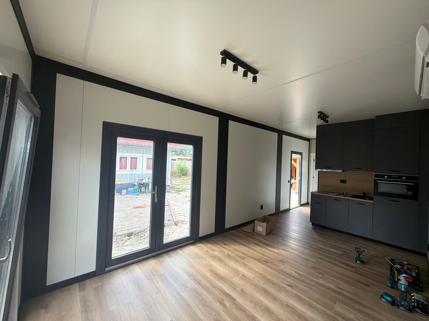 Direct leverbare woonunit van 11 × 3,2 meter in Oosterwolde met slaapkamer, keuken en badkamer