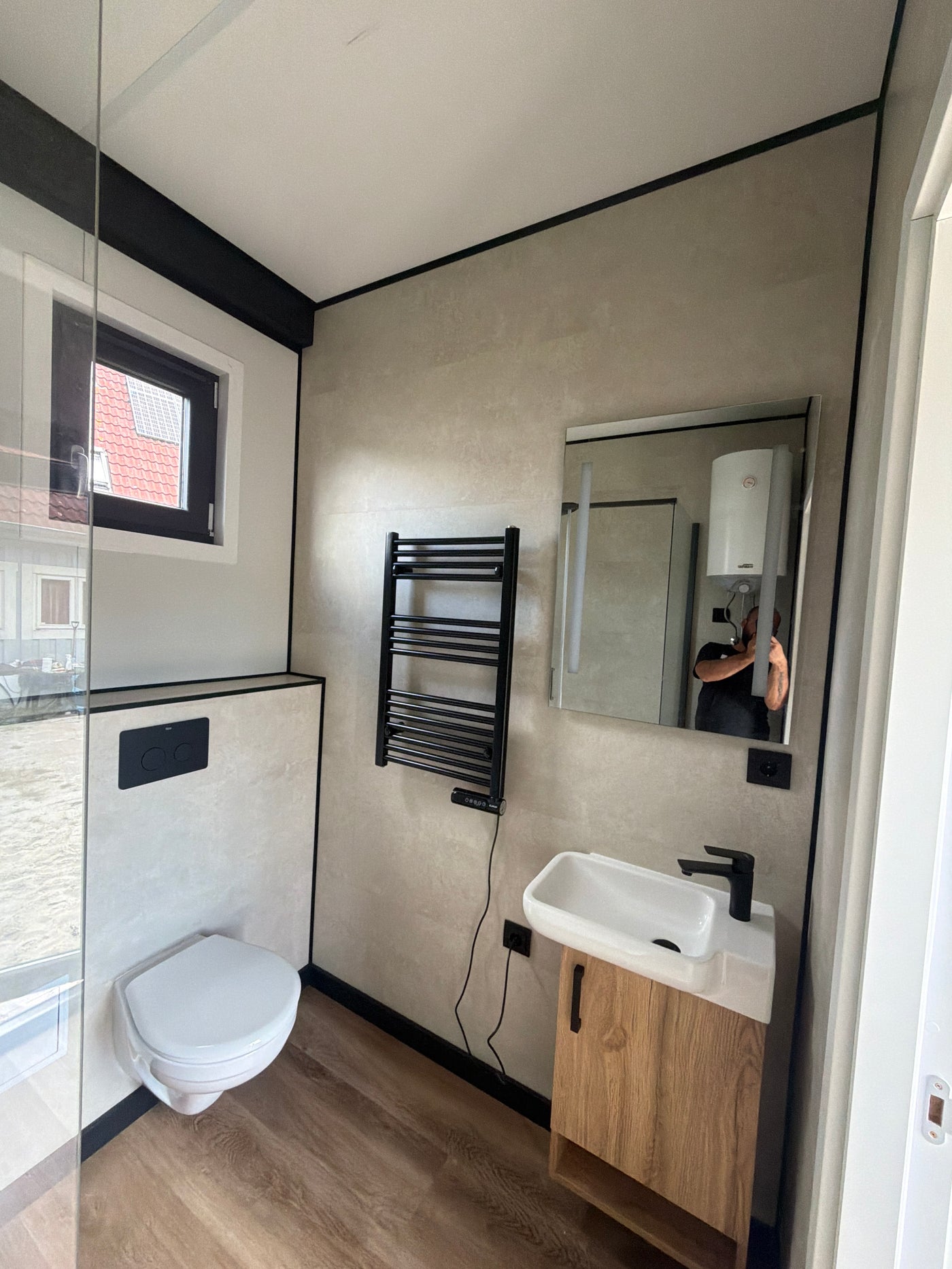 Direct leverbare woonunit van 11 × 3,2 meter in Oosterwolde met slaapkamer, keuken en badkamer