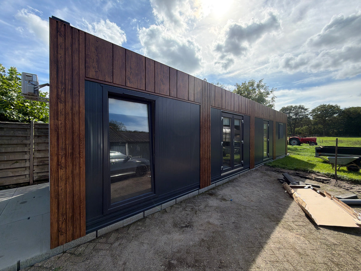 Mantelzorgwoning van 13 × 3,2 meter in Katlijk met houtlook gevelaccenten, hoekkeuken en aangepaste badkamer