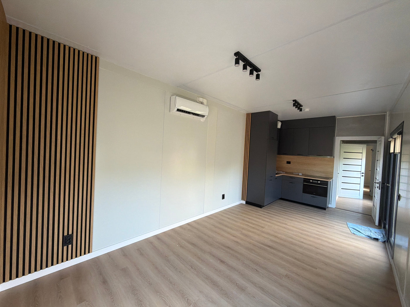 Mantelzorgwoning van 13 × 3,2 meter in Katlijk met houtlook gevelaccenten, hoekkeuken en aangepaste badkamer