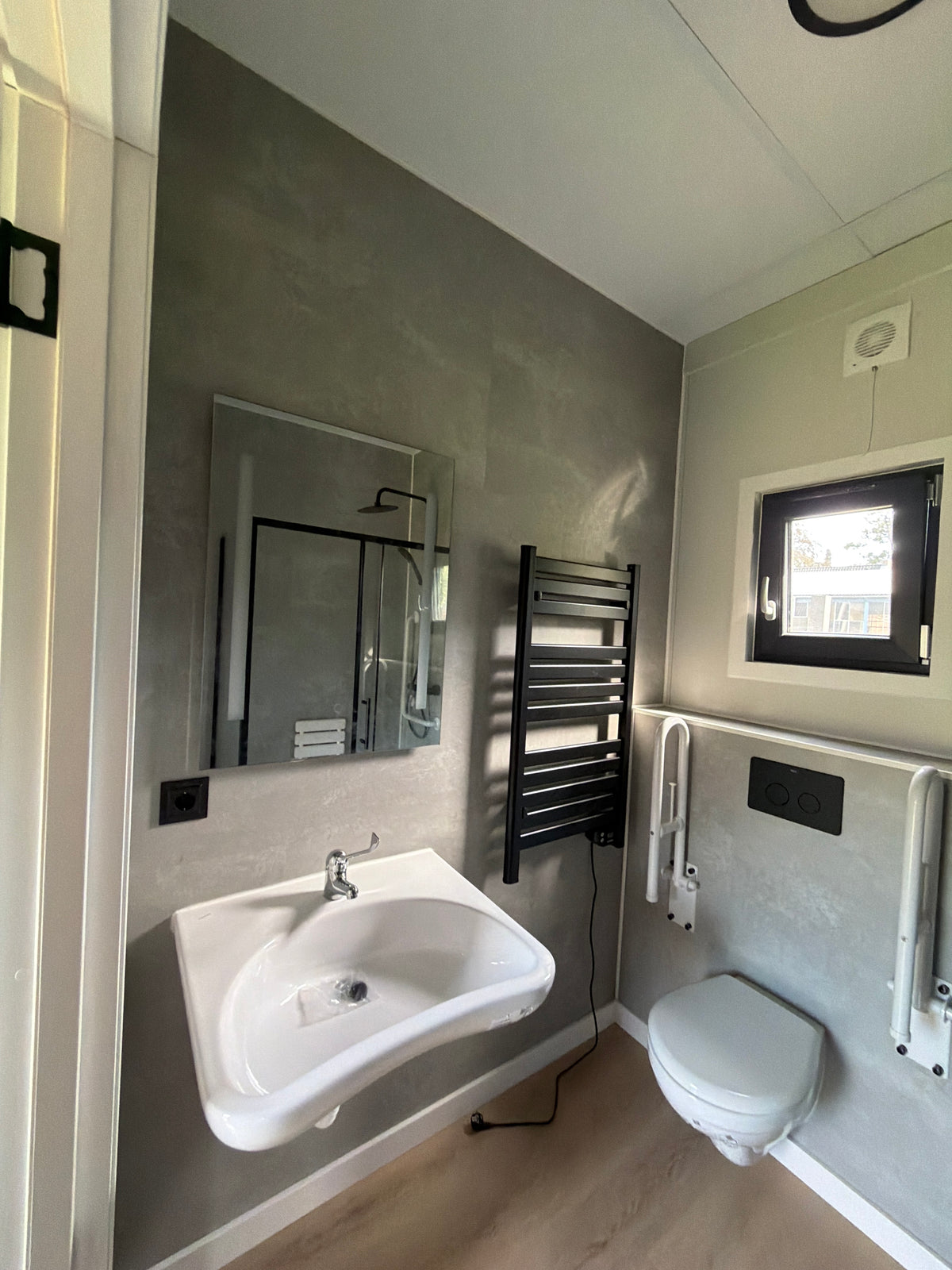 Mantelzorgwoning van 13 × 3,2 meter in Katlijk met houtlook gevelaccenten, hoekkeuken en aangepaste badkamer