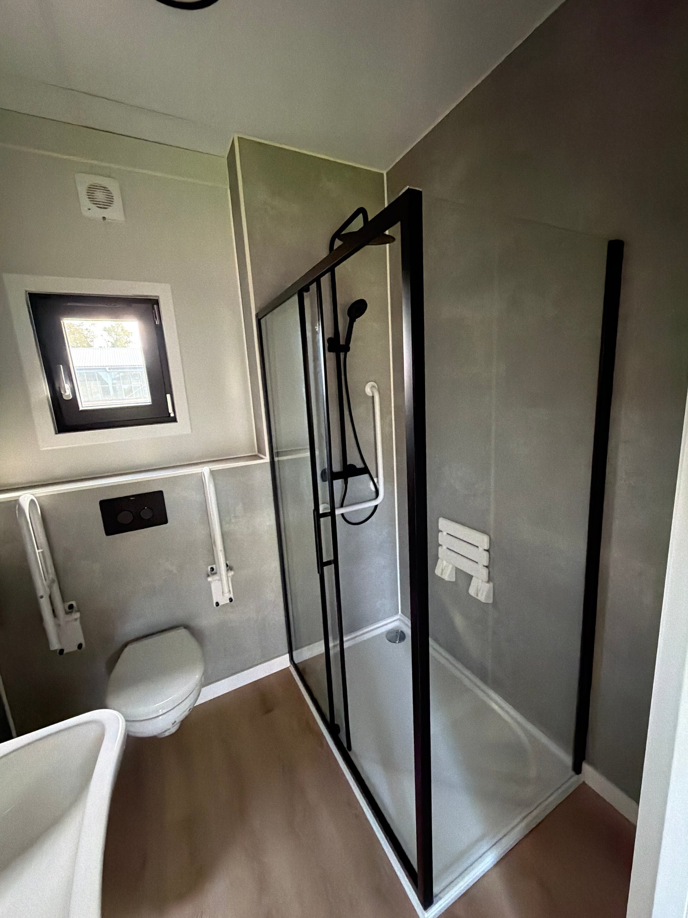 Mantelzorgwoning van 13 × 3,2 meter in Katlijk met houtlook gevelaccenten, hoekkeuken en aangepaste badkamer