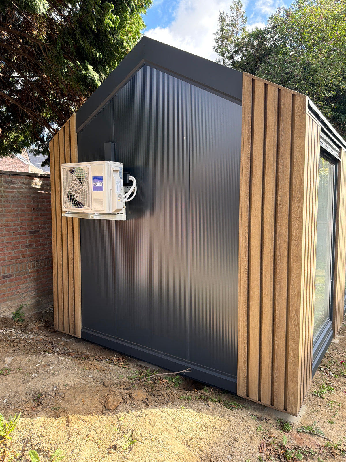Ontvangstruimte van 8 × 3,2 meter in Kerkrade met zadeldak, grote raampartijen en houtlook gevelaccenten