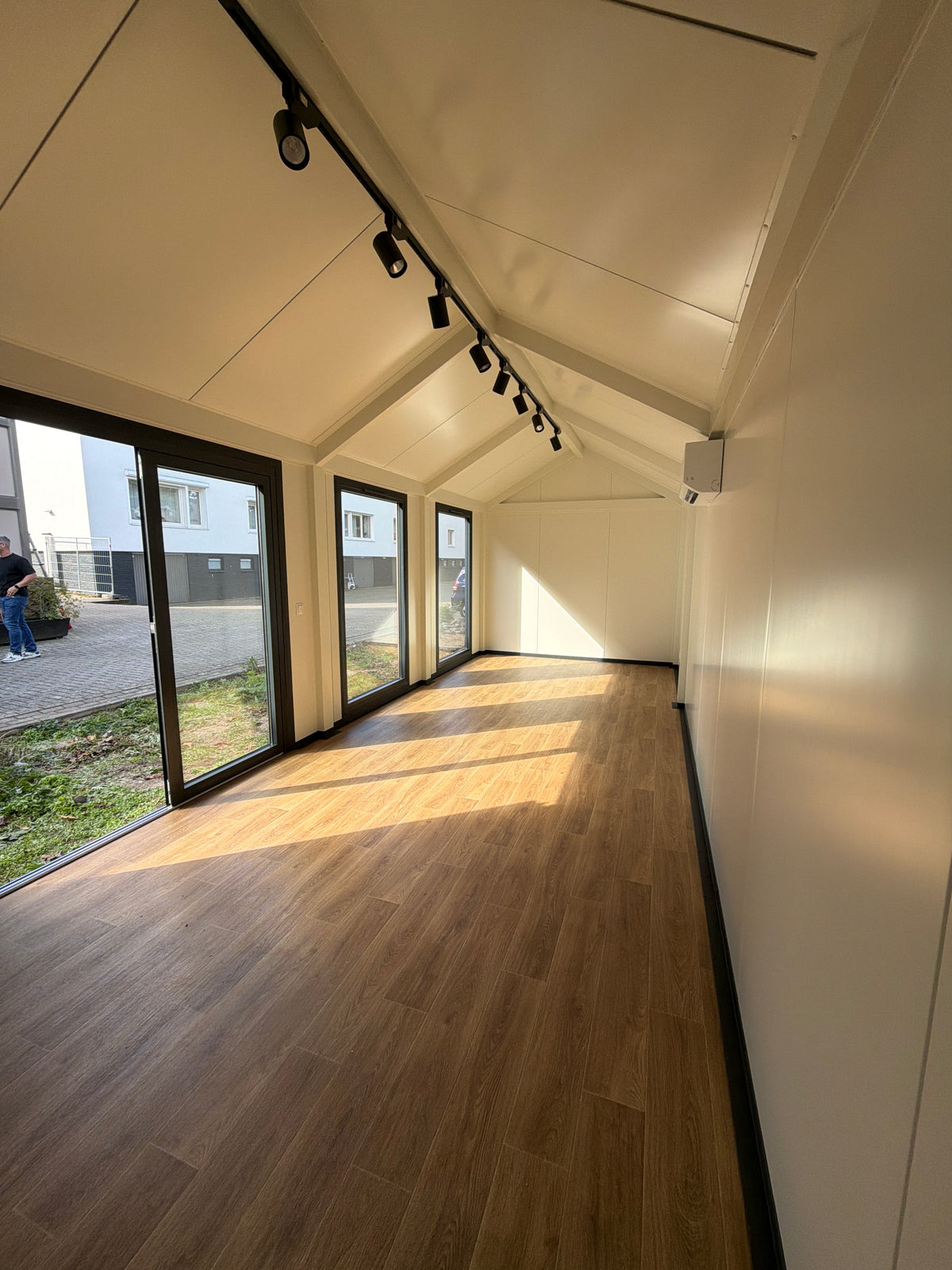 Ontvangstruimte van 8 × 3,2 meter in Kerkrade met zadeldak, grote raampartijen en houtlook gevelaccenten