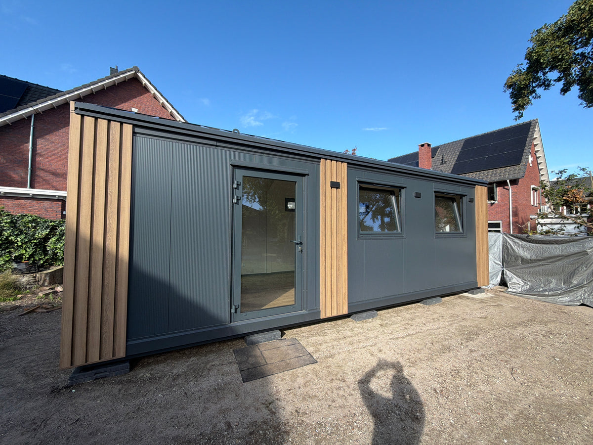 Kantoorunit van 8 × 3,2 meter in Wapenveld met zadeldak, donkere gevelbekleding en houtlook accenten