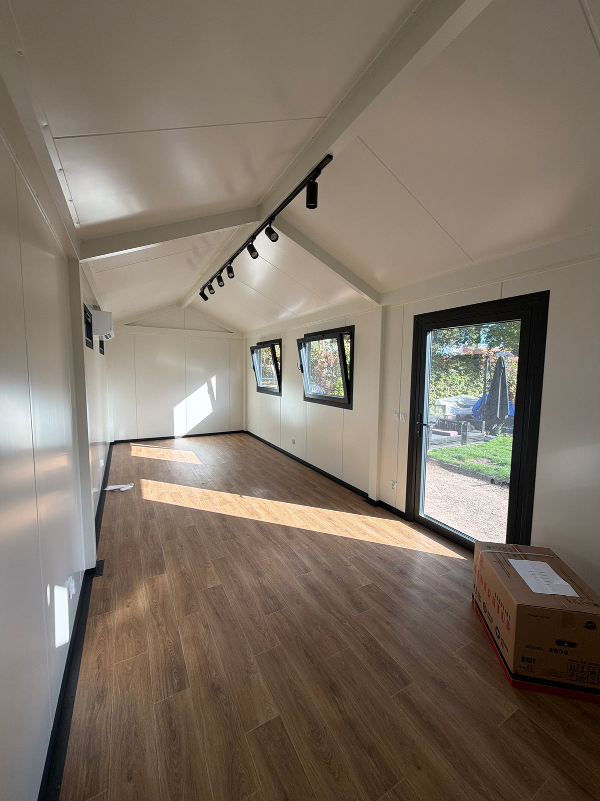 Kantoorunit van 8 × 3,2 meter in Wapenveld met zadeldak, donkere gevelbekleding en houtlook accenten
