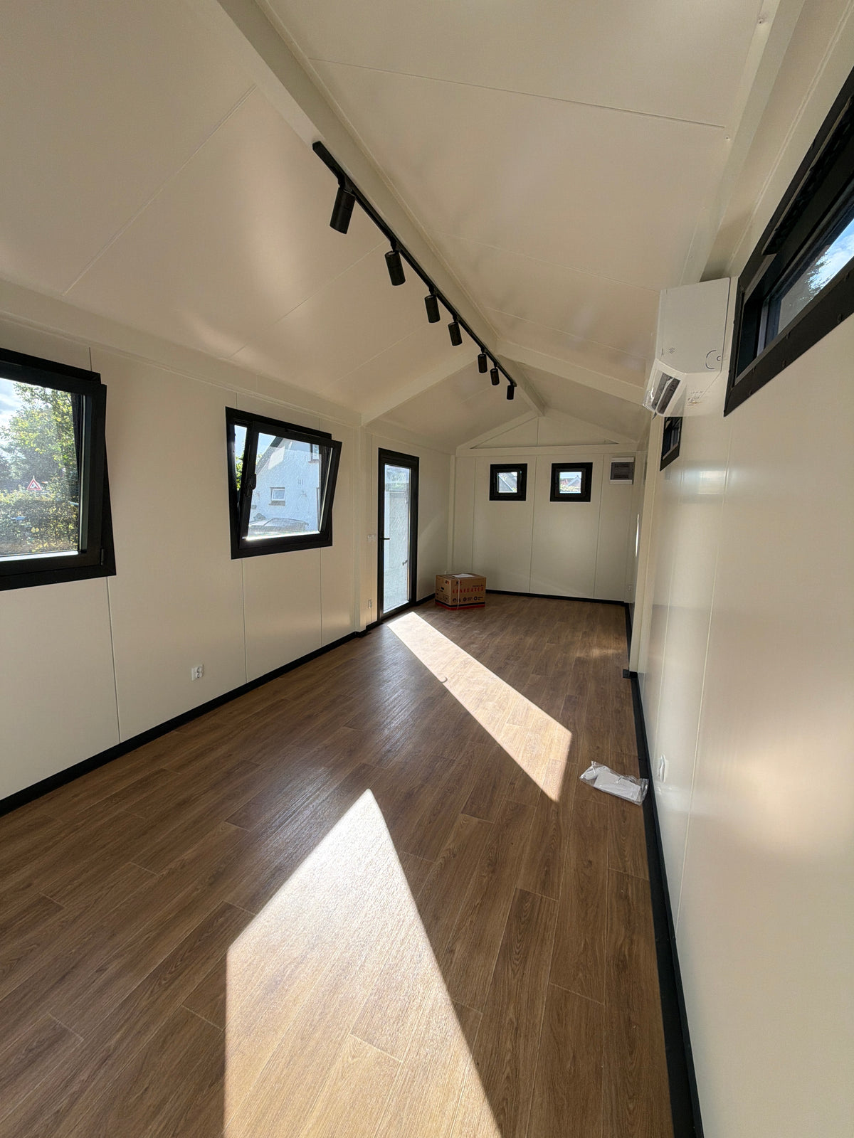 Kantoorunit van 8 × 3,2 meter in Wapenveld met zadeldak, donkere gevelbekleding en houtlook accenten