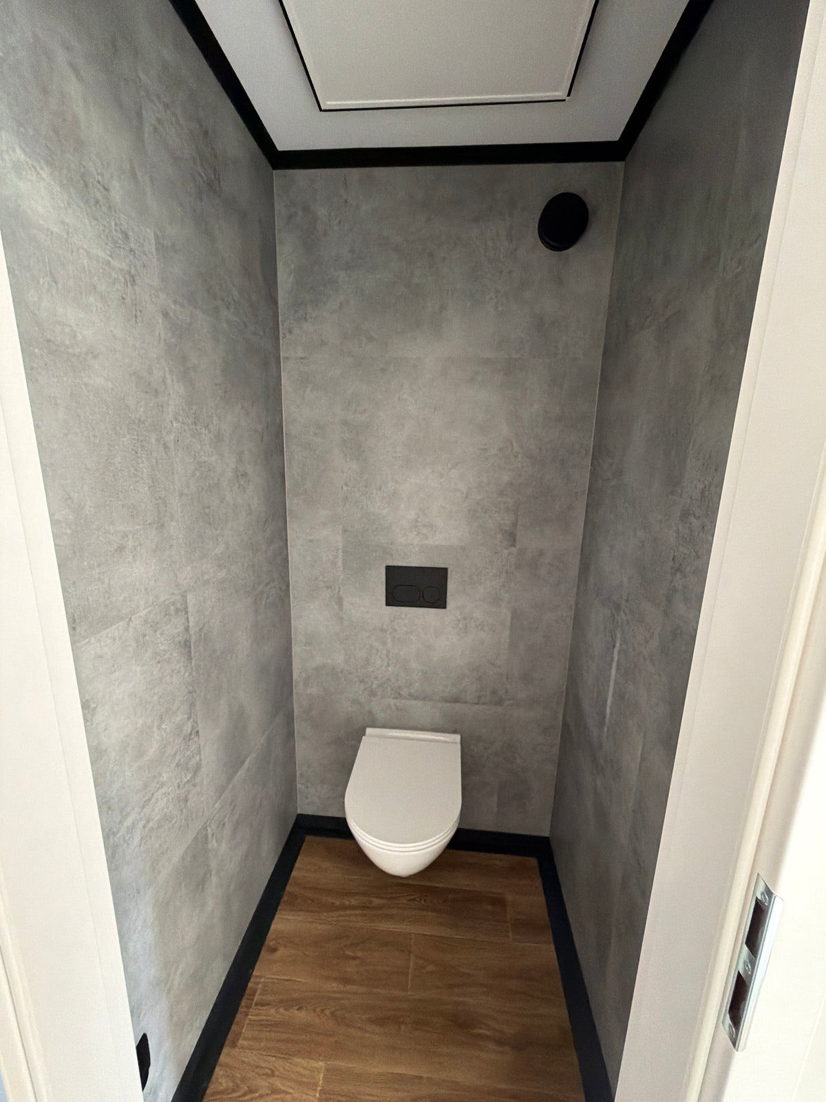 Kantoorunit van 9 × 3,2 meter in Hoogvliet met donkere gevel, houtlook accenten en complete sanitaire voorzieningen