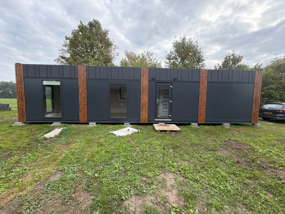 Gerealiseerde mantelzorgwoning van 13 × 3,2 meter in Mariënvelde met houtlook gevelaccenten en een gelijkvloerse indeling