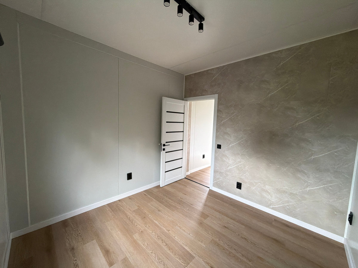 Gerealiseerde mantelzorgwoning van 13 × 3,2 meter in Mariënvelde met houtlook gevelaccenten en een gelijkvloerse indeling