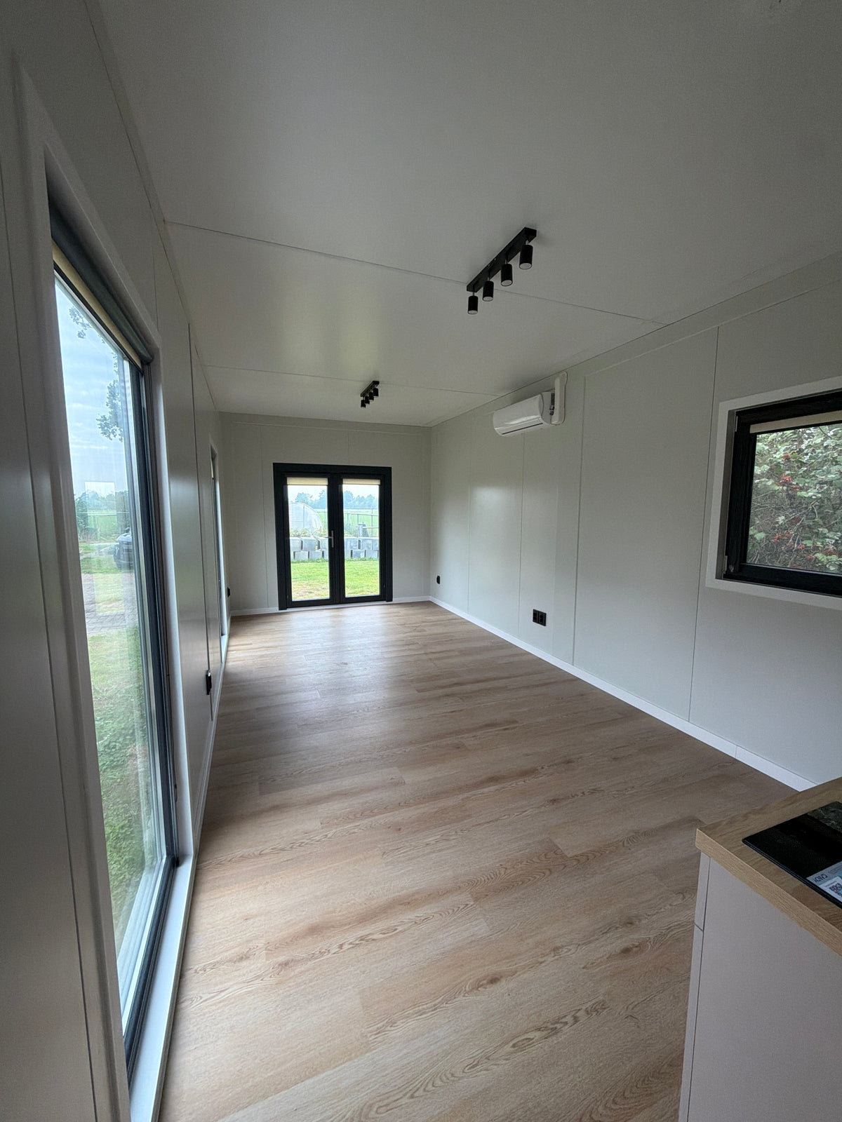 Gerealiseerde mantelzorgwoning van 13 × 3,2 meter in Mariënvelde met houtlook gevelaccenten en een gelijkvloerse indeling