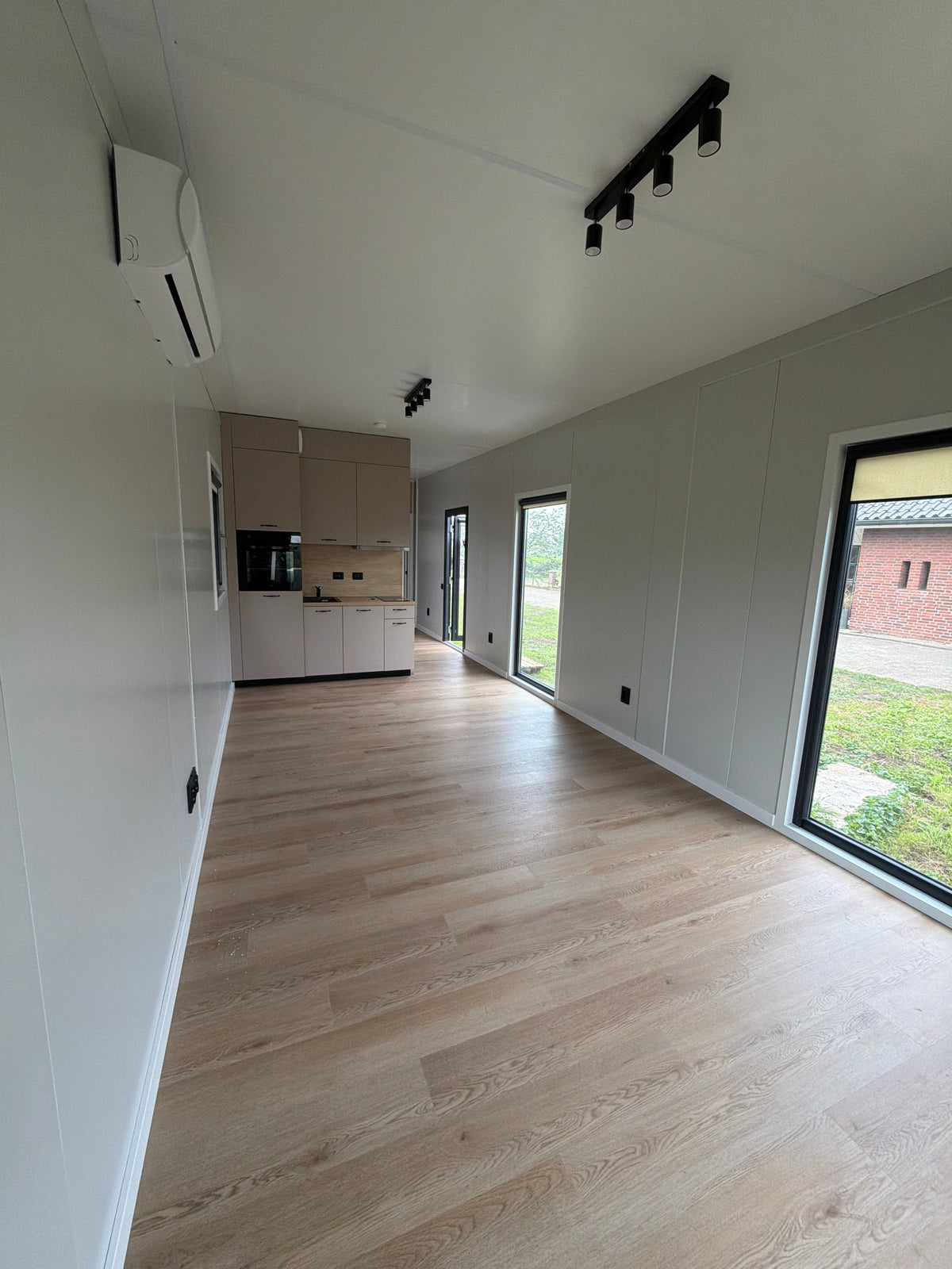 Gerealiseerde mantelzorgwoning van 13 × 3,2 meter in Mariënvelde met houtlook gevelaccenten en een gelijkvloerse indeling