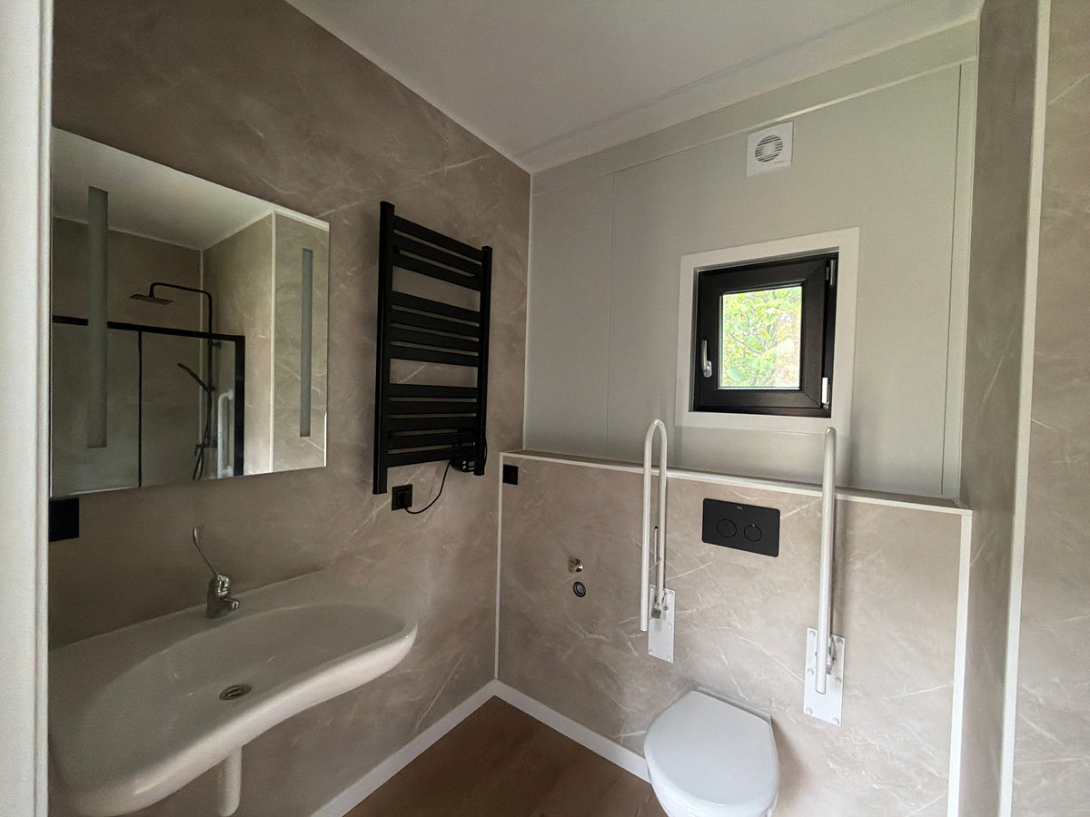 Gerealiseerde mantelzorgwoning van 13 × 3,2 meter in Mariënvelde met houtlook gevelaccenten en een gelijkvloerse indeling